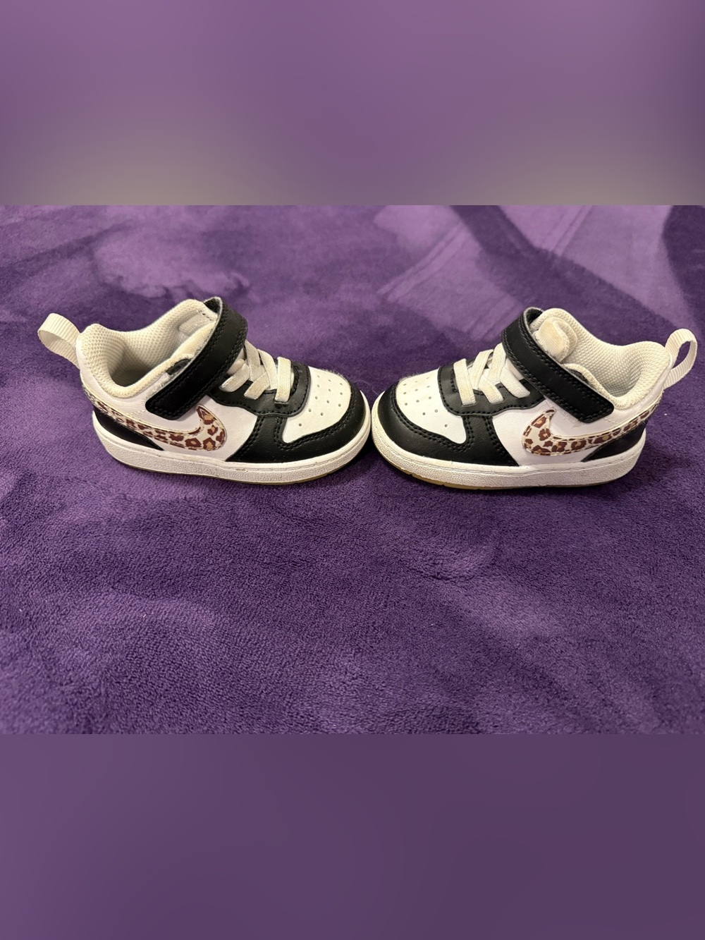 Nike Kids Black and White Low-Top Sneakers with Hook-and-Loop Strap